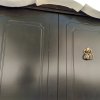 puerta de calle con moldura negra-